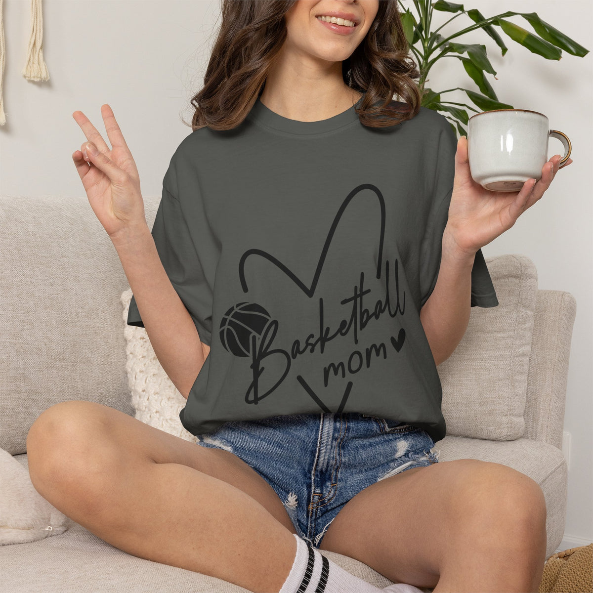Basketball mom Hart T-Shirt 🏀 | Cute Heart Basketball Mom Tee